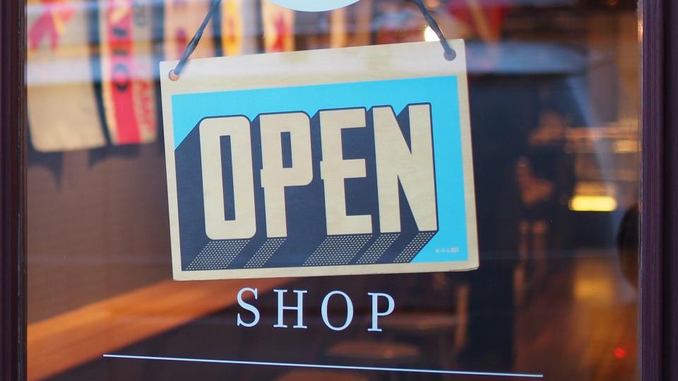 店の窓に掛けられたOPENの札