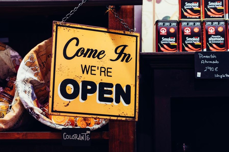 店先に出された「Come In We're Open」の看板