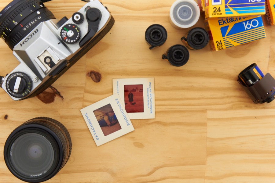 フィルムカメラとポジフィルムが並んだ机